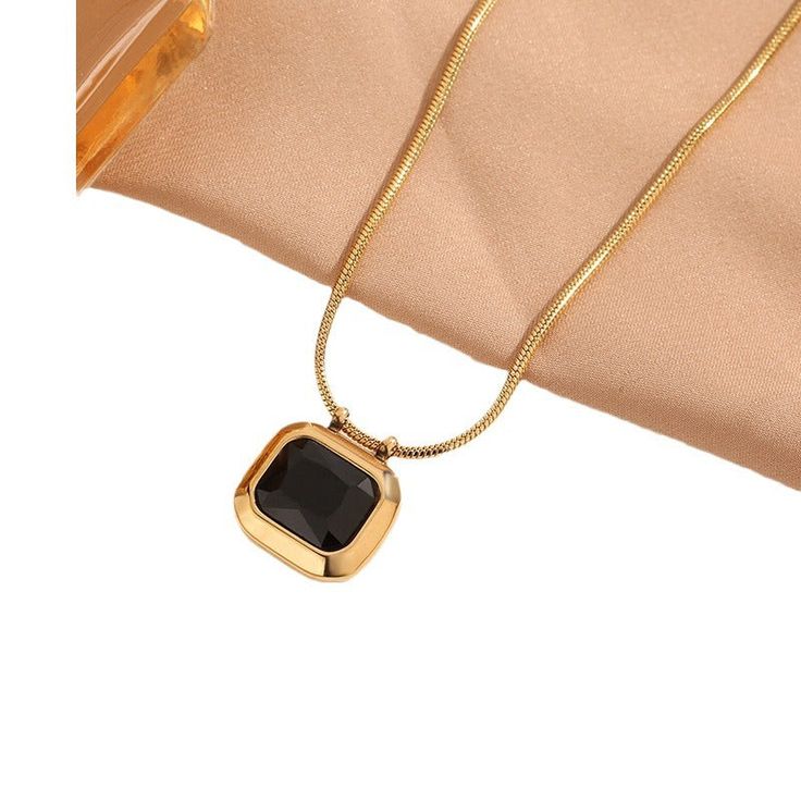 BLACK STONE NECKLACE