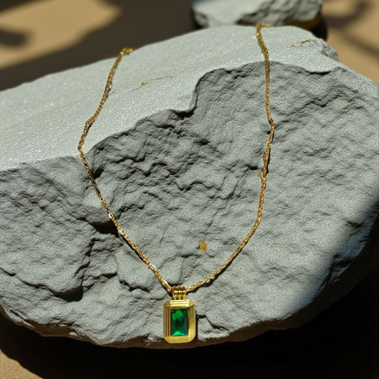 GREEN STONE NECKLACE