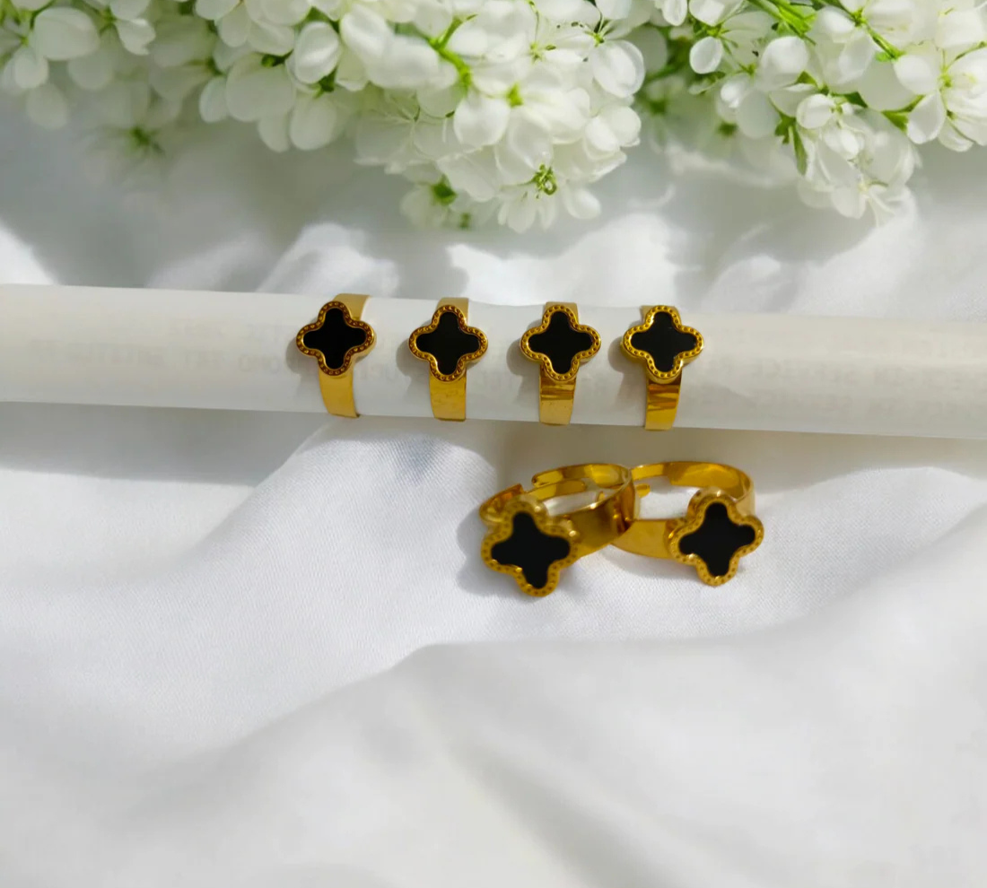 CLOVER BLACK GOLD RING