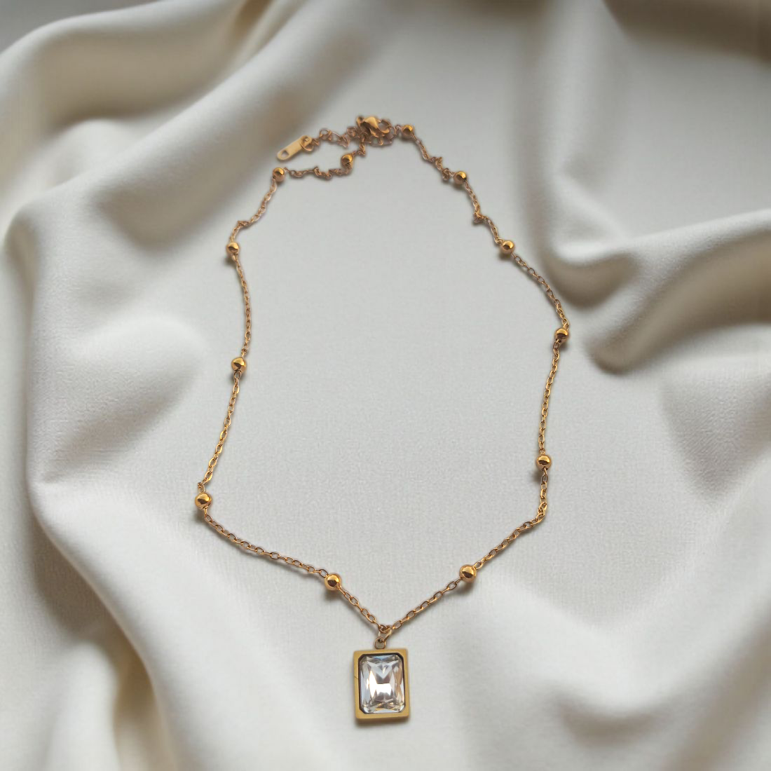 WHITE CRYSTAL NECKLACE