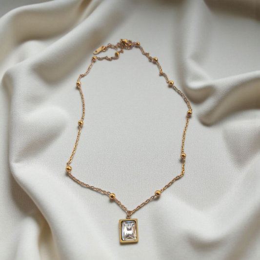 WHITE CRYSTAL NECKLACE