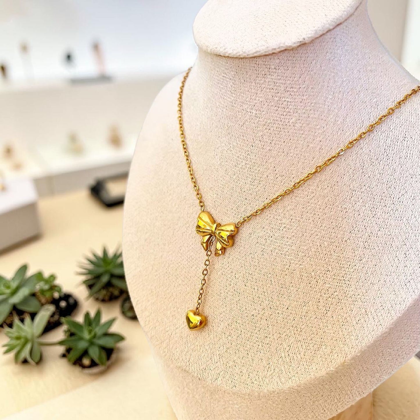 ELEGANT BOW NECKLACE