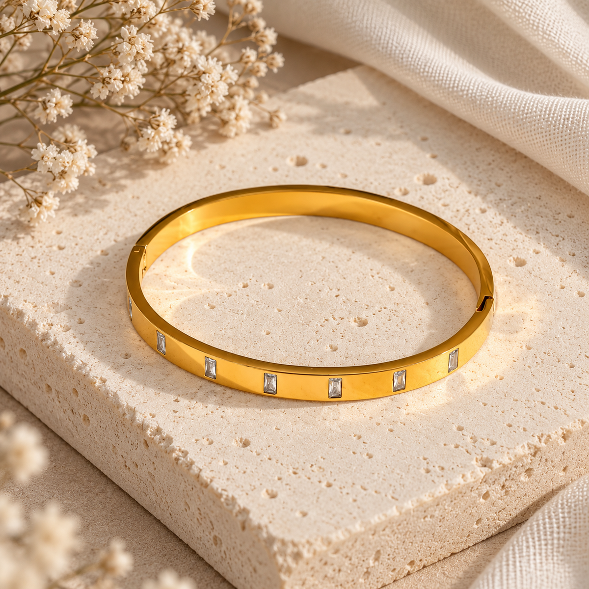 AXORA DIAMOND HANDCUFF