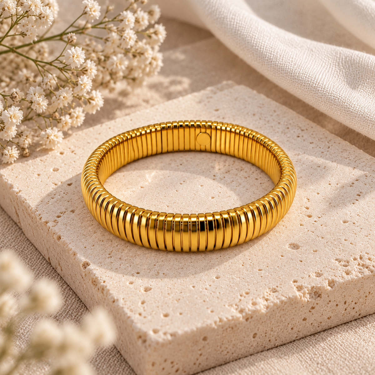 STRETCHED GOLD HANDCUFF