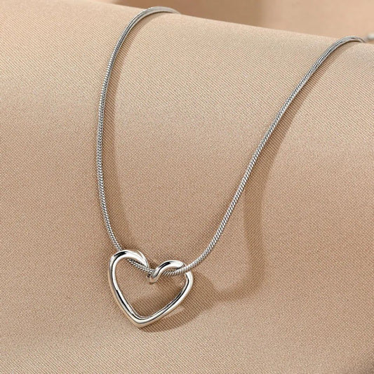HOLLOW HEART NECKLACE (SILVER)