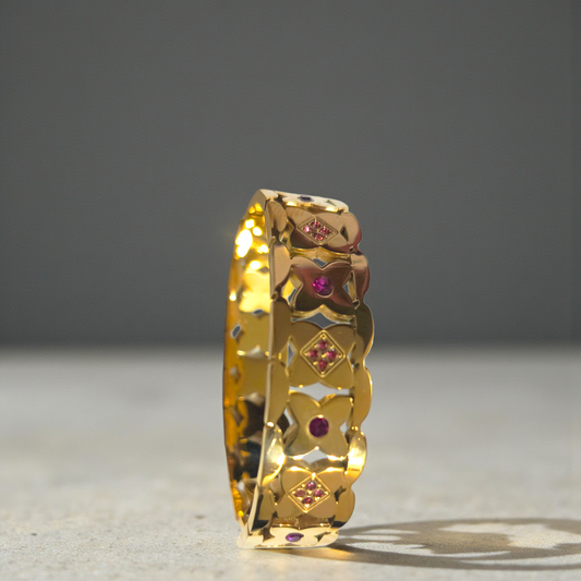 ELEGANT GOLD BANGLE