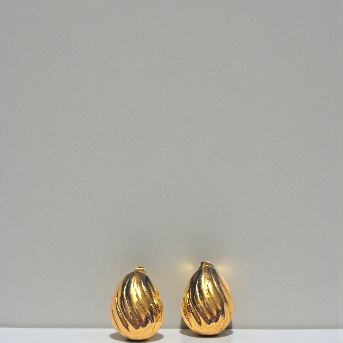CLASSIC BOLD HOOP EARRINGS
