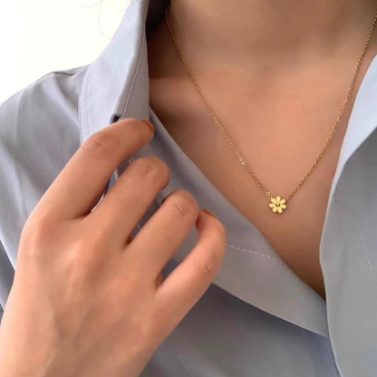 MINIMAL DAISY NECKLACE